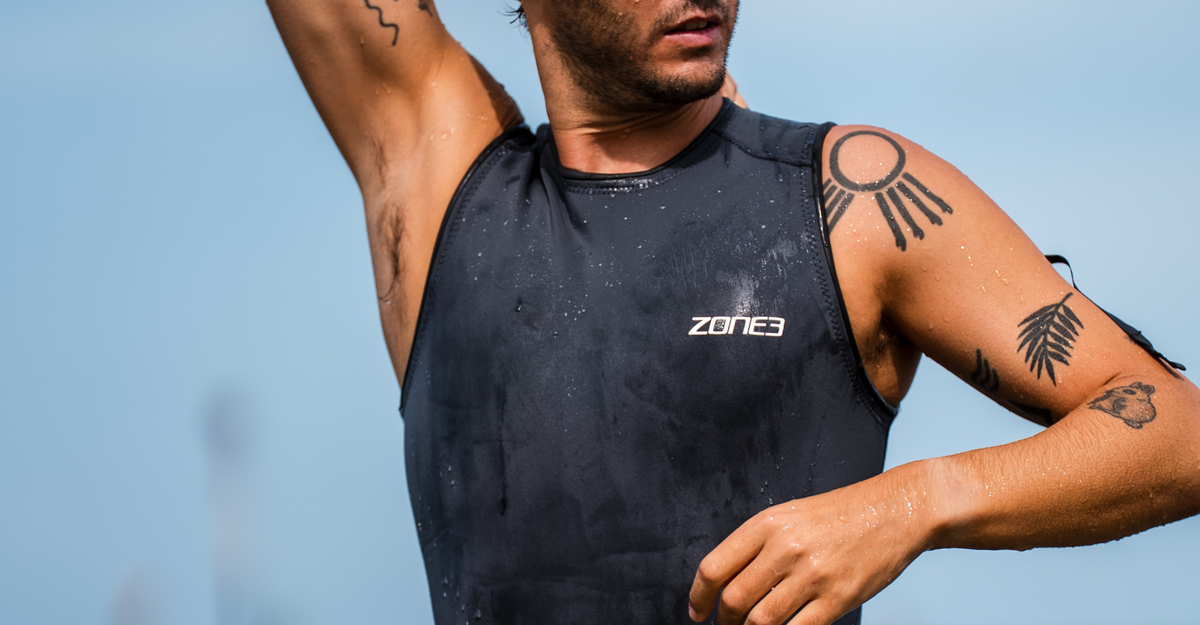 Man wearing the zone3 Yulex® Kneeskin on with a blurred background