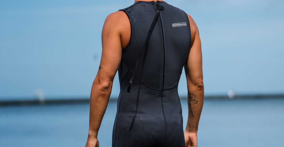 Man wearing the zone3 Yulex® Kneeskin on with a blurred background